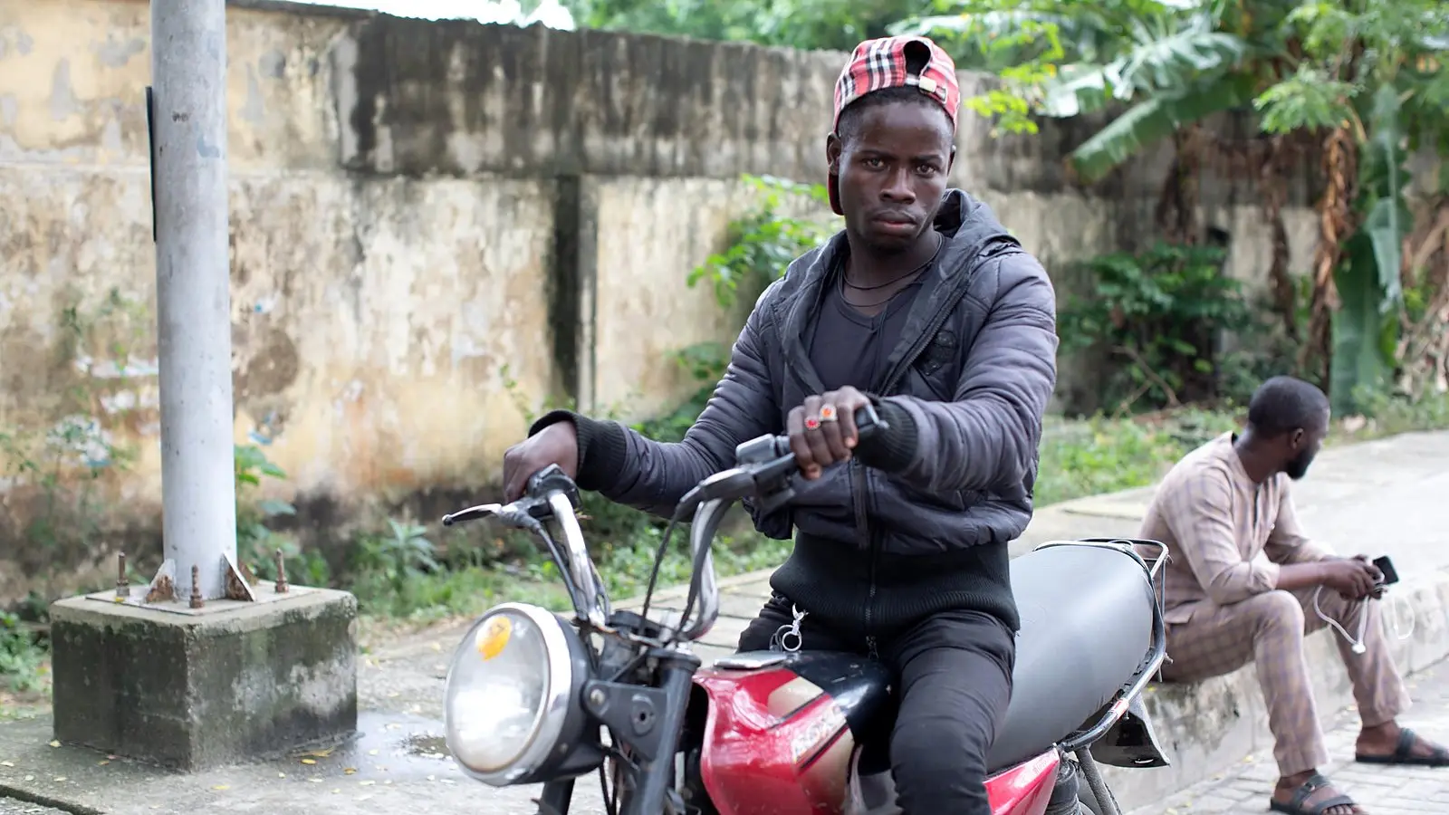 Un homme à moto dans une rue au Nigéria